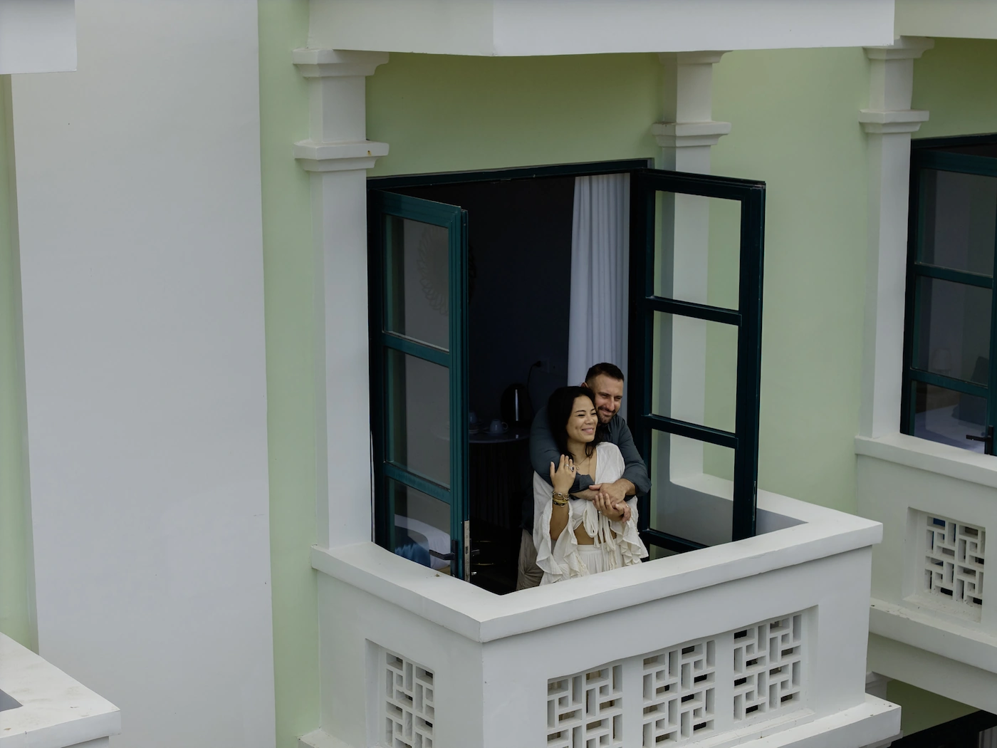 Couple sur un balcon de l'hôtel Cybade