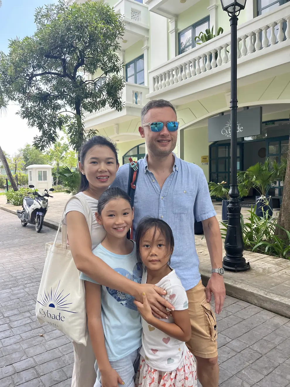 Une famille devant l'hôtel Cybade à Phú Quốc