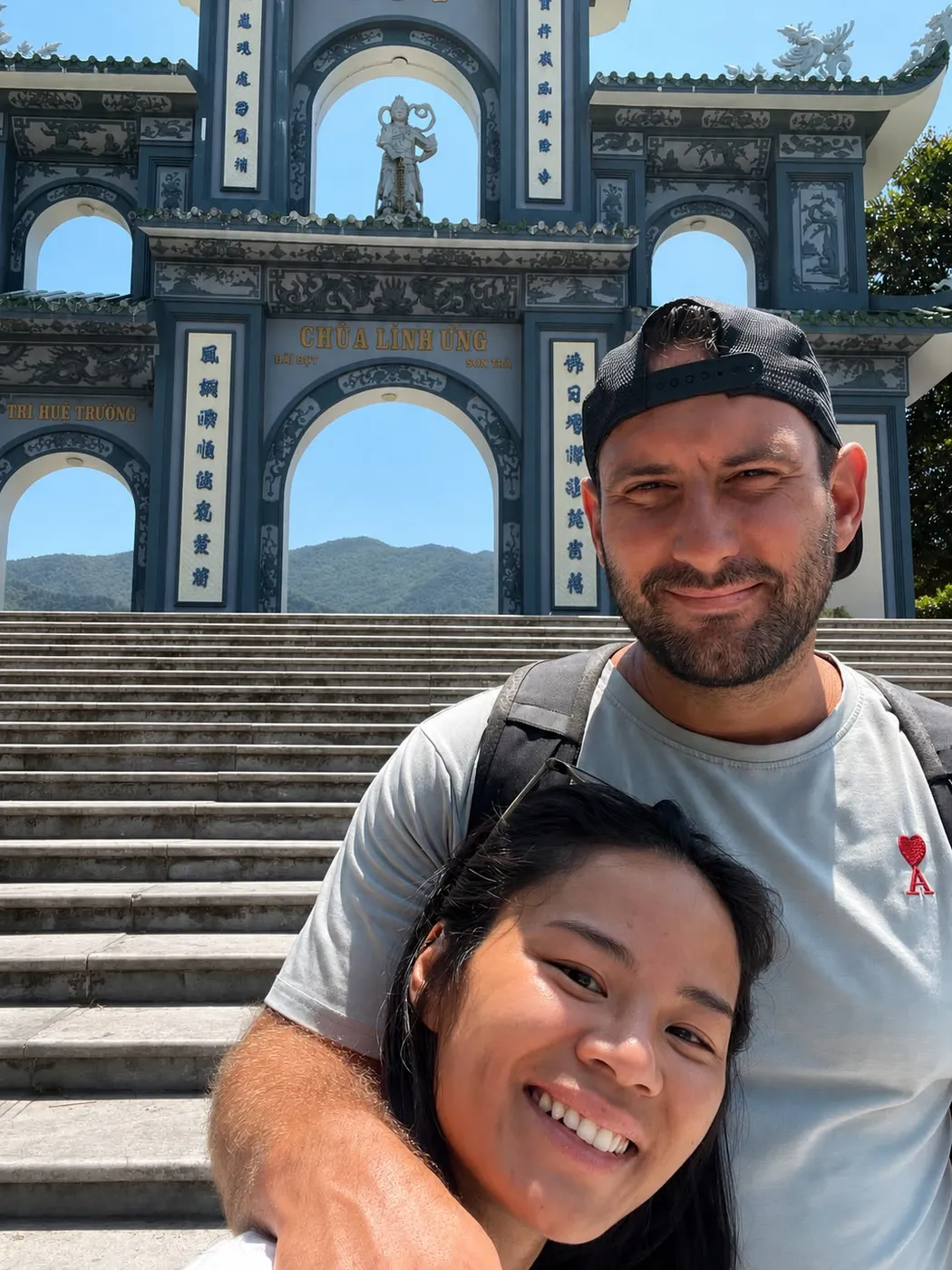 Cyril et Adèle devant un temple vietnamien