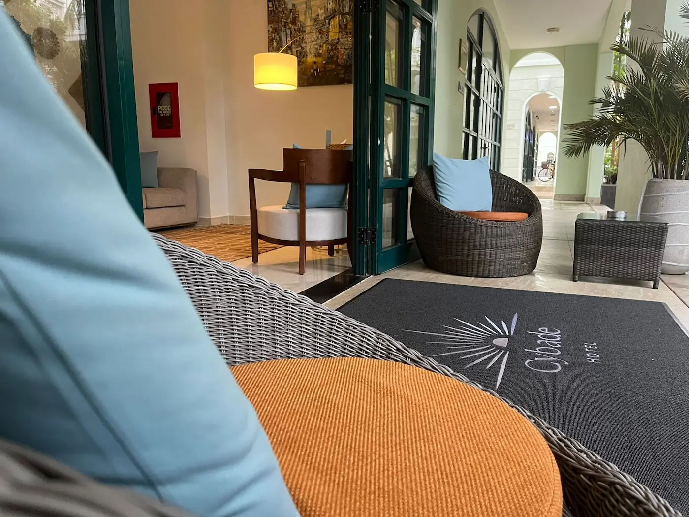 Terrasse et lobby de l'hôtel